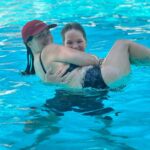 Karine Teles Instagram - Sobre mergulhar e ser leve a ponto de receber colo do próprio filho. Água. Janeiro de 2024. #filho #piscina #colo #mãe #água Foto @camilopellegrini