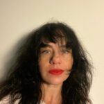 Karine Teles Instagram – “A coragem de usar um coração desprotegido “ ! Sim! Postei uma selfie com citação de Clarice Lispector. Me julguem! 😂❤️ #domingo