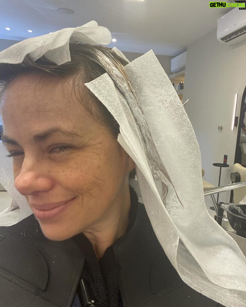 Karine Teles Instagram - Hoje passei hoooras no salão novo do Fábio @salaonovo.co ! Começando o processo de transformação do meu cabelo para meu proximo trabalho. Tô animada demais! Fábio é talentoso demais! Tirar aquele tom tão escuro sem maltratar o cabelo, é uma arte! Por isso que não largo! Não posso mostrar ainda… Até porque, não está pronto. Processo… Mas ó que lindo o boné que eu ganhei! Heheheh Que cor vcs acham que vem aí?