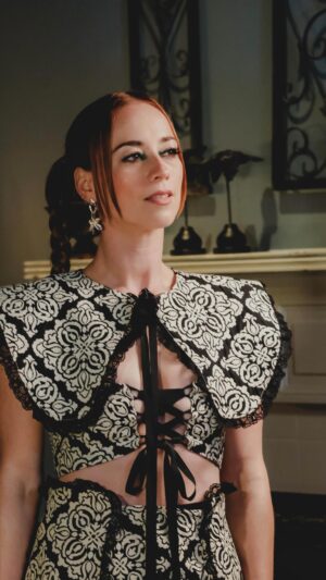Karine Vanasse Instagram - Demain, lundi; @lestraitres_noovo @noovo.ca.
Des invités qui jouent comme votre Hôtesse du Manoir l’espérait… et une animatrice qui sort de la Table Ronde en se disant « oups, je me suis peut-etre un peu trop amusé ce soir… oh well »🤭
À demain ⚔️

• Stylistes @olivia_leblanc & @indiannna 
  Hauts et jupe @weardorianwho @dorian.who 
  Bijoux @oracjewelry 
• Direction beauté   maquillage @leslie_ann_thomson 
• Cheveux @valeriaamirova 

Bts video @leslie_ann_thomson 
Bts photo @david.trg 

@groupeentourage