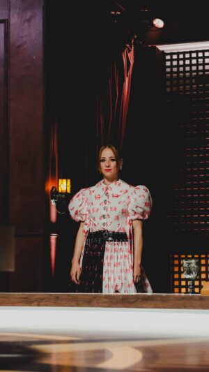 Karine Vanasse Instagram - Ahead of @thetraitorscanada’s new episode tomorrow night.. what do you think ? Which look has landed the most so far to define the essence of The Lady of The Manor ? 🔪🇨🇦
@ctv @cravecanada 

Styled by @olivia_leblanc & @indiannna 
Mua and beauty direction @leslie_ann_thomson 
Hair @valeriaamirova (and @steevedaviault for last week’s looks)

These designers 
@shushu__tong 
@marbymariakarimi 🇨🇦
@viviennewestwood 
@smythebrand 🇨🇦
@dorian.who 🇨🇦
@houseofgallagher 🇨🇦
@gol.shaah 🇨🇦