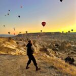 Karine Vanasse Instagram – Du voyage de RU dans le reste du Canada, au tapis, mystères et montgolfières de la Cappadocia en Turquie en passant par un toutou de centre d’achat magogois ; janvier, j’ai tout aimé.

Et février; tes 2 premiers jours me suffisent déjà pour te célébrer tout le reste du mois. 🤭