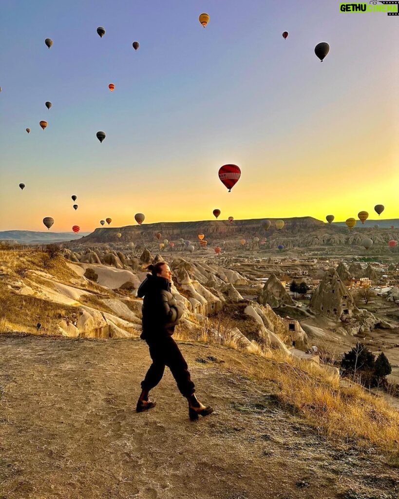 Karine Vanasse Instagram - Du voyage de RU dans le reste du Canada, au tapis, mystères et montgolfières de la Cappadocia en Turquie en passant par un toutou de centre d’achat magogois ; janvier, j’ai tout aimé. Et février; tes 2 premiers jours me suffisent déjà pour te célébrer tout le reste du mois. 🤭
