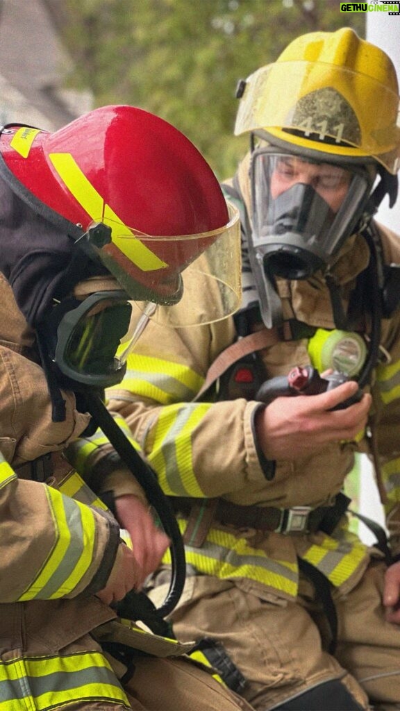 Karine Vanasse Instagram - Devenir pompière d’un jour ✔️🧑‍🚒 Salutations et un immense merci aux pompiers de Laval de la caserne 6 et tout mon respect envers celles et ceux qui exercent ce métier essentiel. Le 3e épisode de la série DIRECTION L’AVENTURE avec @nissancanada est en ligne, le lien est dans ma bio ;.)