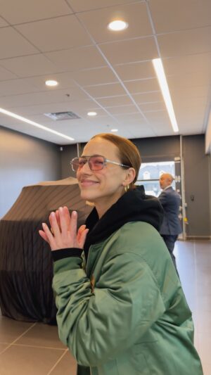 Karine Vanasse Instagram - Semaine dernière; visite chez mon concessionaire @nissancanada pour prendre possession de mon nouveau Rogue 2024. 
Hâte de vous croiser sur les routes du Quebec cet été 😉

*Merci Miss @lamontagne.megan