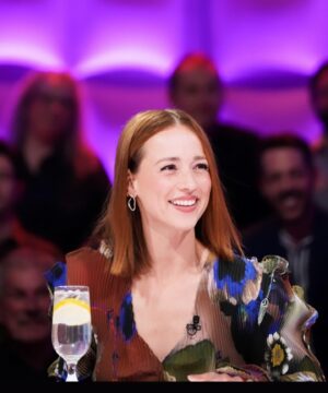 Karine Vanasse Instagram - Hier soir, avec mon energie à moi à @off_tlmep pour @lestraitres_noovo et @foireplural.
… et dès ce soir, en Hôtesse du Manoir, sur @noovo.ca.

Look @off_tlmep 
Maquillage @leslie_ann_thomson 
Stylisme @indiannna 
Robe @julia__heuer at @100percentsilkshop 
Bijoux @lly_atelier @oracjewelry 

🔥 Looks des @lestraitres_noovo de ce soir
Stylisme @olivia_leblanc & @indiannna 
Maquillage et direction beauté @leslie_ann_thomson 
Cheveux @valeriaamirova 

Photos @leslie_ann_thomson & @david.trg