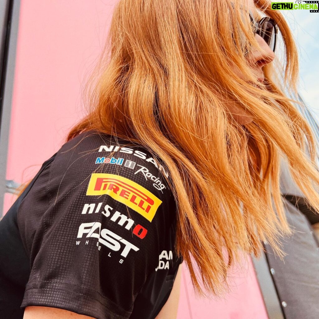 Karine Vanasse Instagram - Journée @nissansentracup … et quelques tours de piste scotchée sur mon siège dans la Nismo électrique 🌪️ h&mu et photos ✨ @leslie_ann_thomson