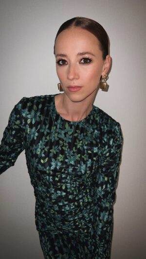 Karine Vanasse Instagram - Dans la folie et le décor douillet et touffu de @jeviensverstoi_noovo, ce soir, 20h, sur @noovo.ca. Avec @matthieupepper @ricardocuisine Claude Legault, et celui qu’on suit en souriant, totalement fasciné, peu importe la direction qu’il prend, Marc Labrèche. 

Brosses et pinceaux / mua @leslie_ann_thomson ✨