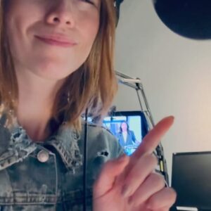 Karine Vanasse Instagram - Hier soir, avec mon energie à moi à @off_tlmep pour @lestraitres_noovo et @foireplural.
… et dès ce soir, en Hôtesse du Manoir, sur @noovo.ca.

Look @off_tlmep 
Maquillage @leslie_ann_thomson 
Stylisme @indiannna 
Robe @julia__heuer at @100percentsilkshop 
Bijoux @lly_atelier @oracjewelry 

🔥 Looks des @lestraitres_noovo de ce soir
Stylisme @olivia_leblanc & @indiannna 
Maquillage et direction beauté @leslie_ann_thomson 
Cheveux @valeriaamirova 

Photos @leslie_ann_thomson & @david.trg