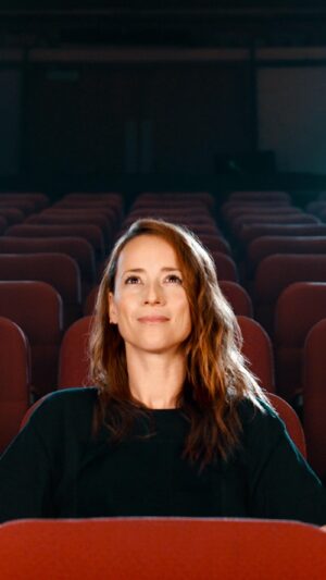 Karine Vanasse Instagram - Karine Vanasse vous invite dans les coulisses de notre cinéma pour mettre en lumière le talent de nos artistes et artisans dans une émission spéciale de 90 minutes. 🎬

Dans un cinéma près de chez vous | 14 janvier à 20h sur ICI TÉLÉ et sur @icitoutv 🍿

#icitele #radiocanada #cinemaquebecois #cinema