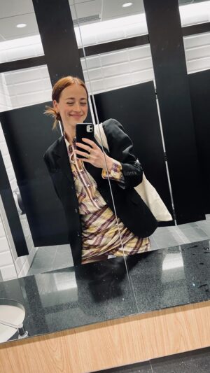 Karine Vanasse Instagram - Me rendre à @icircpremiere et @rc_penelope, mais pour y accompagner mon frère @alexisvanasse_art à sa première entrevue dans ces studios, c’étaient un peu comme y aller pour la première fois moi aussi. Pensée pour ma mère qui l’a si souvent fait avec moi quand j’en étais à mes premières entrevues avec les @christiane_charette & @missbazzo qui m’impressionnaient tant…

Les rôles au sein d’une même famille s’enchaînent, s’inversent… se répondent… beau beau beau tout ça.
Et oui c’est vrai qu’Alexis et moi on a le même sourire qui monte jusque dans les yeux : c’est le sourire de notre papa ☺️

Merci de tout coeur d’avoir eu le souhait de cet entretien, @penelopemcquade 🌷