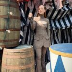 Karine Vanasse Instagram - Last night on @thetraitorscanada, the circus was in town. 2 more episodes before the end of the game… 🔪 Styling @olivia_leblanc @indiannna Beauty direction and mua @leslie_ann_thomson Hair @valeriaamirova