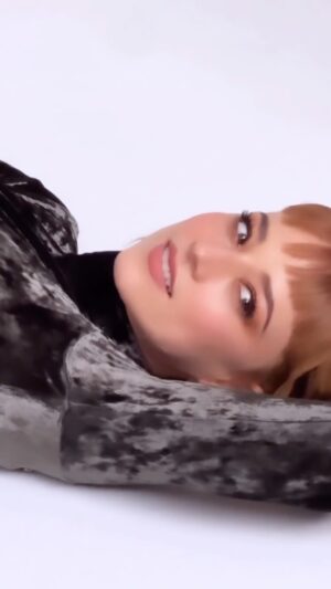 Karine Vanasse Instagram - Ça s’en vient… 🔪@noovo.ca 

✨Makeup and bts video @leslie_ann_thomson 
Cheveux / magie @valeriaamirova
Stylisme @olivia_leblanc

Photographe @gaelleleroyerphotography 
Assistante digitale @laurence.chagnon