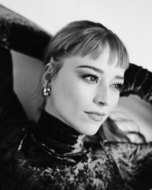 Karine Vanasse Instagram - Bts du shoot avec @gaelleleroyerphotography pour l’annonce de @lestraitres_noovo #lestraitresqc, ce printemps, sur @noovo.ca et @cravecanadafr 🔪

L’équipe derrière les looks de « l’Hôtesse du Manoir » :
Stylistes @olivia_leblanc & @indiannna 
Direction beauté / maquillage @leslie_ann_thomson 
Cheveux @valeriaamirova 

_______

After @thetraitorscanada on @ctv, it’s now time for the Quebecois version : @lestraitres_noovo on @noovo.ca/ @cravecanadafr. Same manor, same production team and same glam team for the Lady of The Manor. 

📷 @gaelleleroyerphotography 
Digital @laurence.chagnon 
Beauty direction and makeup @leslie_ann_thomson 
Hair @valeriaamirova 
Styled by @olivia_leblanc & @indiannna