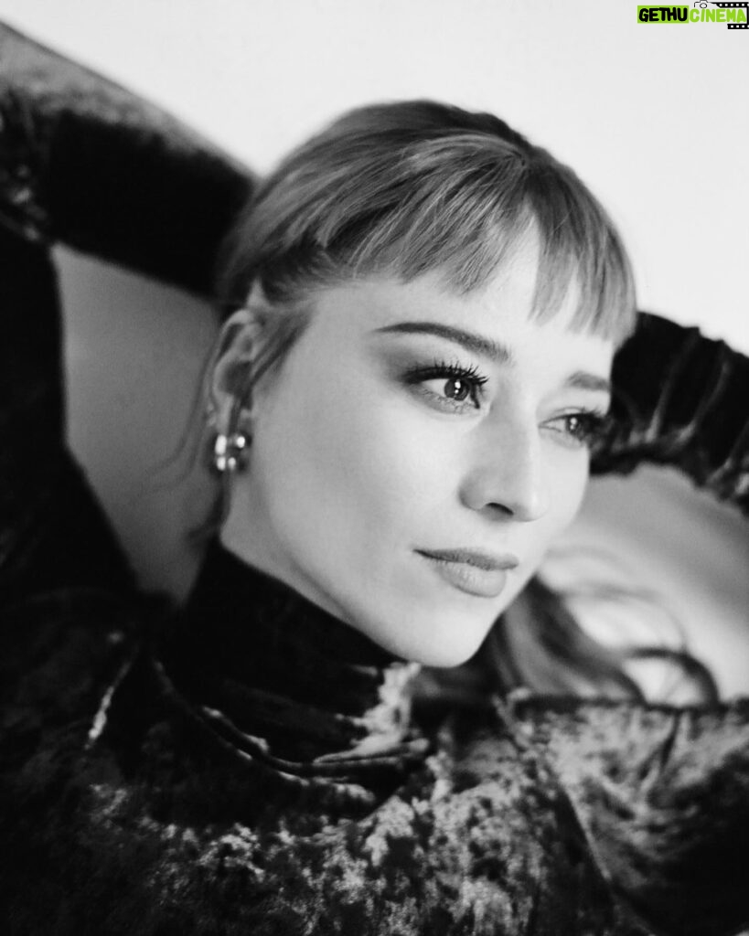 Karine Vanasse Instagram - Bts du shoot avec @gaelleleroyerphotography pour l’annonce de @lestraitres_noovo #lestraitresqc, ce printemps, sur @noovo.ca et @cravecanadafr 🔪 L’équipe derrière les looks de « l’Hôtesse du Manoir » : Stylistes @olivia_leblanc & @indiannna Direction beauté / maquillage @leslie_ann_thomson Cheveux @valeriaamirova _______ After @thetraitorscanada on @ctv, it’s now time for the Quebecois version : @lestraitres_noovo on @noovo.ca/ @cravecanadafr. Same manor, same production team and same glam team for the Lady of The Manor. 📷 @gaelleleroyerphotography Digital @laurence.chagnon Beauty direction and makeup @leslie_ann_thomson Hair @valeriaamirova Styled by @olivia_leblanc & @indiannna