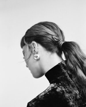 Karine Vanasse Instagram - Bts du shoot avec @gaelleleroyerphotography pour l’annonce de @lestraitres_noovo #lestraitresqc, ce printemps, sur @noovo.ca et @cravecanadafr 🔪

L’équipe derrière les looks de « l’Hôtesse du Manoir » :
Stylistes @olivia_leblanc & @indiannna 
Direction beauté / maquillage @leslie_ann_thomson 
Cheveux @valeriaamirova 

_______

After @thetraitorscanada on @ctv, it’s now time for the Quebecois version : @lestraitres_noovo on @noovo.ca/ @cravecanadafr. Same manor, same production team and same glam team for the Lady of The Manor. 

📷 @gaelleleroyerphotography 
Digital @laurence.chagnon 
Beauty direction and makeup @leslie_ann_thomson 
Hair @valeriaamirova 
Styled by @olivia_leblanc & @indiannna