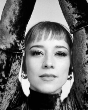 Karine Vanasse Instagram - Bts du shoot avec @gaelleleroyerphotography pour l’annonce de @lestraitres_noovo #lestraitresqc, ce printemps, sur @noovo.ca et @cravecanadafr 🔪

L’équipe derrière les looks de « l’Hôtesse du Manoir » :
Stylistes @olivia_leblanc & @indiannna 
Direction beauté / maquillage @leslie_ann_thomson 
Cheveux @valeriaamirova 

_______

After @thetraitorscanada on @ctv, it’s now time for the Quebecois version : @lestraitres_noovo on @noovo.ca/ @cravecanadafr. Same manor, same production team and same glam team for the Lady of The Manor. 

📷 @gaelleleroyerphotography 
Digital @laurence.chagnon 
Beauty direction and makeup @leslie_ann_thomson 
Hair @valeriaamirova 
Styled by @olivia_leblanc & @indiannna