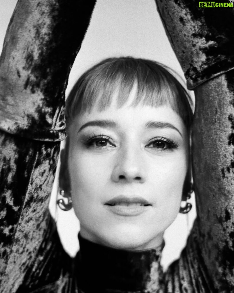 Karine Vanasse Instagram - Bts du shoot avec @gaelleleroyerphotography pour l’annonce de @lestraitres_noovo #lestraitresqc, ce printemps, sur @noovo.ca et @cravecanadafr 🔪 L’équipe derrière les looks de « l’Hôtesse du Manoir » : Stylistes @olivia_leblanc & @indiannna Direction beauté / maquillage @leslie_ann_thomson Cheveux @valeriaamirova _______ After @thetraitorscanada on @ctv, it’s now time for the Quebecois version : @lestraitres_noovo on @noovo.ca/ @cravecanadafr. Same manor, same production team and same glam team for the Lady of The Manor. 📷 @gaelleleroyerphotography Digital @laurence.chagnon Beauty direction and makeup @leslie_ann_thomson Hair @valeriaamirova Styled by @olivia_leblanc & @indiannna