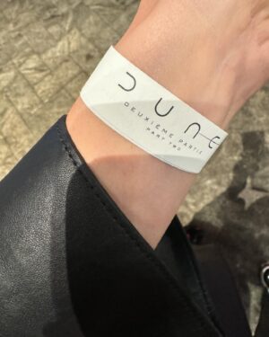 Karine Vanasse Instagram - @dunemovie Rarement je me suis sentie aussi honorée d’être invitée à une première…

Impossible de ne pas être impressionnée, émue surtout, de tout ce avec quoi Denis Villeneuve arrive sur les plus hautes marches de cette industrie ; audace, humanité et humilité aussi grandes que le talent qu’il porte. 
… Et sentir l’importance à ses côtés de @tanyalapointe comme productrice et précieuse alliée ajoute une dose de fierté immense de les voir vivre et naviguer ensemble le succès de ce film partout sur la planète.

Vous serez fier d’avoir vu ce film en salle quand on en parlera encore dans plusieurs années comme d’un classique de l’histoire du cinéma. #Dune2

✨Merci @indiannna (stylisme)
@valeriaamirova (maquillage et cheveux)
@agence.m
