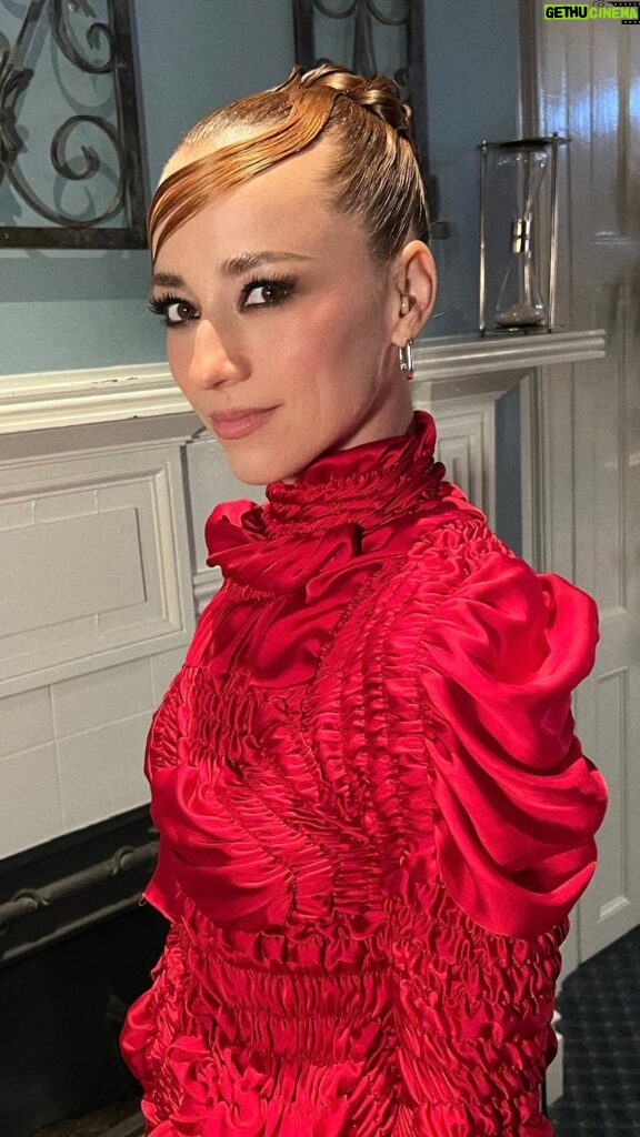 Karine Vanasse Instagram - Votre Hôtesse du Manoir, quelques instants avant l’accueil des invités à leur première Table Ronde… @lestraitres_noovo, deuxième épisode ce soir, 20h. Le jeu est commencé. Le premier episode en rattrapage sur @noovo.ca Stylisme @olivia_leblanc & @indiannna Maquillage @leslie_ann_thomson Chevelure sculturale @valeriaamirova * Bts video @leslie_ann_thomson