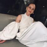 Karine Vanasse Instagram - RU. Je rêverais de me retrouver discrètement dans toute les salles où le film sera projeté à compter du 24 novembre pour vous voir, à la toute fin de la projection, avec le coeur qui voudra exploser d’envie de vivre. Vous ne souhaiterez que choisir, vous aussi, de remarquer et absorber toutes « les nuances de bleu du ciel ». Le réalisateur Charles-Olivier Michaud a fait du cinéma, du vrai, et basé sur vos réactions depuis la sortie de la bande-annonce, vous serez au rendez-vous avec nous pour le voir sur grand écran. Parce que oui, il y a de ces films qu’il faut voir en salle pour en vivre pleinement la grandeur. RU est l’un de ces films. 🎥 Et @kimthuylythanh, et bien vous l’aimerez encore plus. Comme si c’était possible. Et @chloedjandji @chantalthuy @jean.bui… Vivement qu’on vous découvre avec ce film. Vous êtes des géants à l’écran de beauté, de présence réelle et profonde… ce fût un honneur pour plusieurs d’entre nous de joindre cette équipe pour vous voir porter ce film avec autant de noblesse. @amalga.prod @imminafilms @agence_rugicomm 📸 de la première @tzaramaud Mua & hair and bts 📸 @leslie_ann_thomson Styling @olivia_leblanc Wearing @gol.shaah & @_jennybird Skin prep @sgilbertacupuncture