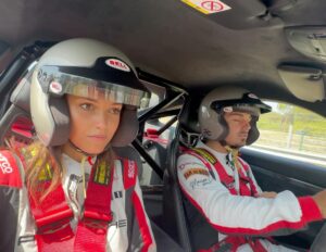 Karla Bchir Instagram - Bocco X Miss Côte d’Azur 23 💛
Elle pilote pour la première fois sur circuit 🫣🚗

Commencer avec une Porsche GT3rs, c’est une bonne idée ? 

Vidéo dispo sur YT à 19H 🎥🍿
#pretemoimacaisse n°7