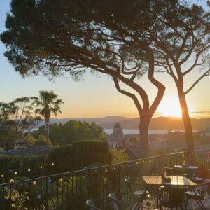 Karla Bchir Instagram - 4 day at St Tropez with @dorianboccolacci 🩵
1.  Le plus haut sommet.
2. Magnifique terrasse de notre chambre à @olakalagroup_ 
3. Les cyclistes du vendredi…🫣
4. Sunset 
5. OOTD 🌞
6. Lunch a @bellini_plage un incontournable restaurant italien.
7. Horizon bleu.
8. 💝
9. Vue sur le village de Ramatuelle.