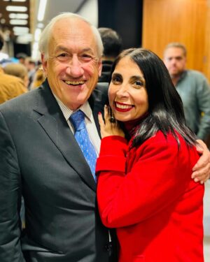 Karla Rubilar Instagram - Hoy estuve con el Polo Piñera en el homenaje internacional al pdte @sebastianpinerae. Es lo más cercano a volver a abrazar a mi Presidente. Mucha mucha emoción 🥹❤️