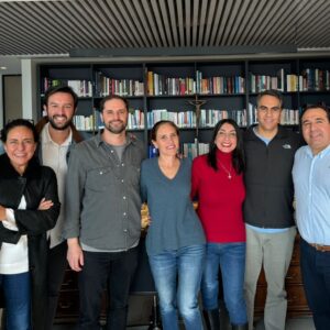 Karla Rubilar Instagram - Honrando las tradiciones del Presidente @sebastianpinerae, hoy nos reunimos en su oficina a ver la cuenta pública junto a @manepinera y parte de quienes tuvimos el honor de ser sus colaboradores. Muy emocionante #arribaloscorazones #tiemposmejores Pd. @katherinemartorell, @juanjose.ossasc @maxpavez  y @abellolio se perdieron la foto x irse antes 😂. Gracias @maidadiazv por ser la fotógrafa