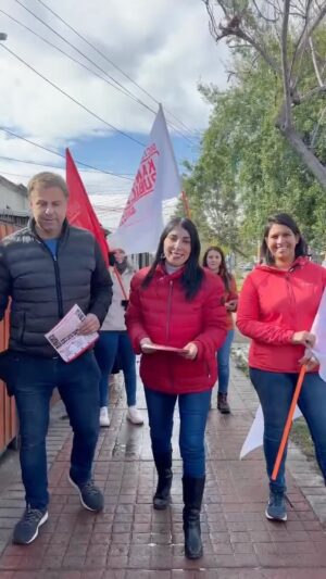Karla Rubilar Instagram - Es domingo y ni la lluvia nos detiene 💪 y junto al alcalde @germancodinapowers y @andreaballadaresl te invitamos a #SoñarAlto, este 9 de junio en las primarias por #PuenteAlto. 
Revisa tus datos electorales en @servel.chile 

¡Porque Puente Alto, Sueña Alto ❤️!