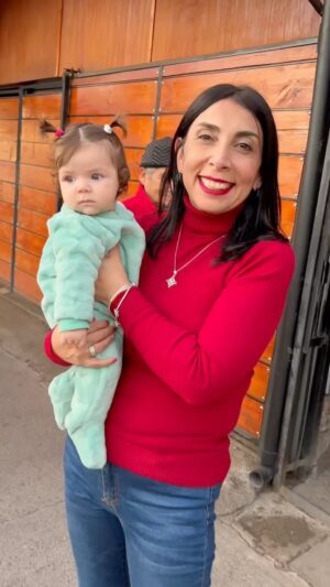 Karla Rubilar Instagram - Ella es Amelia y hoy lunes, en un ratito más, se va a ir a colocar la protección del virus sincicial, que es totalmente gratuita para todos los niños y niñas que hayan nacido después del 1 de octubre del 2023. Evitemos los contagios y protejamos cuanto antes a nuestros hijos. ¡Que tengan un lindo comienzo de semana! 💪 Por aquí, ya estamos en trabajando y luchando por #PuenteAlto.