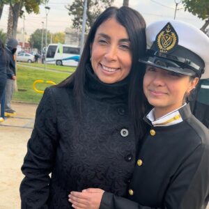 Karla Rubilar Instagram - Hoy se conmemora el 145 aniversario de nuestras #GloriasNavales, en donde recordamos la enorme gesta heroica de Arturo Prat y 142 marinos, quienes dieron su vida por nuestra bandera 🇨🇱. Motivo de orgullo que traspasa generaciones, como estos alumnos del colegio que lleva el nombre de nuestro héroe y con quienes rendimos honores en #PuenteAlto. Que el ejemplo de #Prat, guíe nuestros pasos con compromiso y lealtad a nuestro #Chile. “Dios nos guía. Lo que sucede es siempre lo mejor que debe suceder” ❤️

#21DeMayo 
#DíaDeLasGloriasNavales
