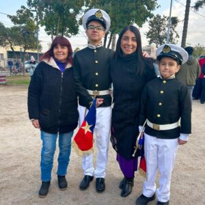 Karla Rubilar Instagram - Hoy se conmemora el 145 aniversario de nuestras #GloriasNavales, en donde recordamos la enorme gesta heroica de Arturo Prat y 142 marinos, quienes dieron su vida por nuestra bandera 🇨🇱. Motivo de orgullo que traspasa generaciones, como estos alumnos del colegio que lleva el nombre de nuestro héroe y con quienes rendimos honores en #PuenteAlto. Que el ejemplo de #Prat, guíe nuestros pasos con compromiso y lealtad a nuestro #Chile. “Dios nos guía. Lo que sucede es siempre lo mejor que debe suceder” ❤️

#21DeMayo 
#DíaDeLasGloriasNavales