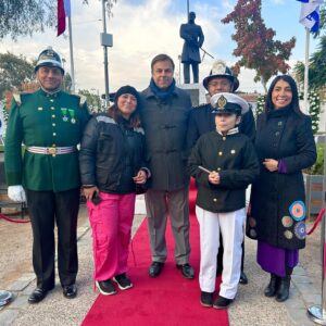 Karla Rubilar Instagram - Hoy se conmemora el 145 aniversario de nuestras #GloriasNavales, en donde recordamos la enorme gesta heroica de Arturo Prat y 142 marinos, quienes dieron su vida por nuestra bandera 🇨🇱. Motivo de orgullo que traspasa generaciones, como estos alumnos del colegio que lleva el nombre de nuestro héroe y con quienes rendimos honores en #PuenteAlto. Que el ejemplo de #Prat, guíe nuestros pasos con compromiso y lealtad a nuestro #Chile. “Dios nos guía. Lo que sucede es siempre lo mejor que debe suceder” ❤️

#21DeMayo 
#DíaDeLasGloriasNavales