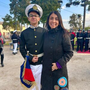 Karla Rubilar Instagram - Hoy se conmemora el 145 aniversario de nuestras #GloriasNavales, en donde recordamos la enorme gesta heroica de Arturo Prat y 142 marinos, quienes dieron su vida por nuestra bandera 🇨🇱. Motivo de orgullo que traspasa generaciones, como estos alumnos del colegio que lleva el nombre de nuestro héroe y con quienes rendimos honores en #PuenteAlto. Que el ejemplo de #Prat, guíe nuestros pasos con compromiso y lealtad a nuestro #Chile. “Dios nos guía. Lo que sucede es siempre lo mejor que debe suceder” ❤️

#21DeMayo 
#DíaDeLasGloriasNavales