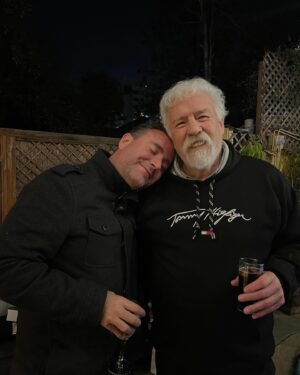 Karla Rubilar Instagram - Ayer cumplió años nuestro querido amigo #IvánArenas.
También conocido como @elproferossa 
Ídolo de mi niñez, amigo en esta estación de la vida, te deseamos todo el cariño y amor que te mereces, tal como lo recordamos en tu último cumpleaños. 
Que seas muy feliz !