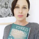 Karla Cossío Instagram - Habré tenido 16 años cuando mi papá puso por primera vez un libro de Clarice Lispector en mis manos. Leerla cambió la forma en que percibí la vida para siempre. (Por cierto, mi papá fue quien escribió el ensayo que sirve de prólogo para sus Cuentos Reunidos♥️)