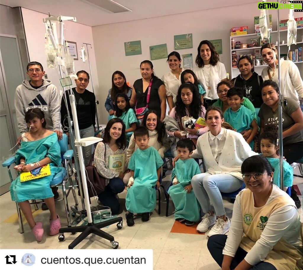 Karla Cossío Instagram - Tengamos todos en nuestras oraciones a estos pequeños y a sus familias. Son un ejemplo de valentía y fuerza. Gracias @cuentos.que.cuentan por la invitación.