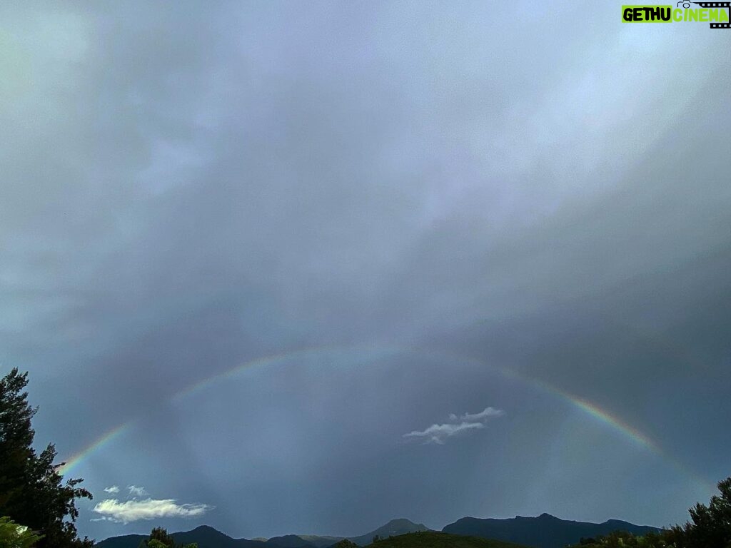 Karla Cossío Instagram - Día gris y llueve. Escampa un poco, sale algo de sol y se revela el arcoiris. Nuestra luz interior sólo necesita una pequeña ranura para entrar y llenar todos los espacios.