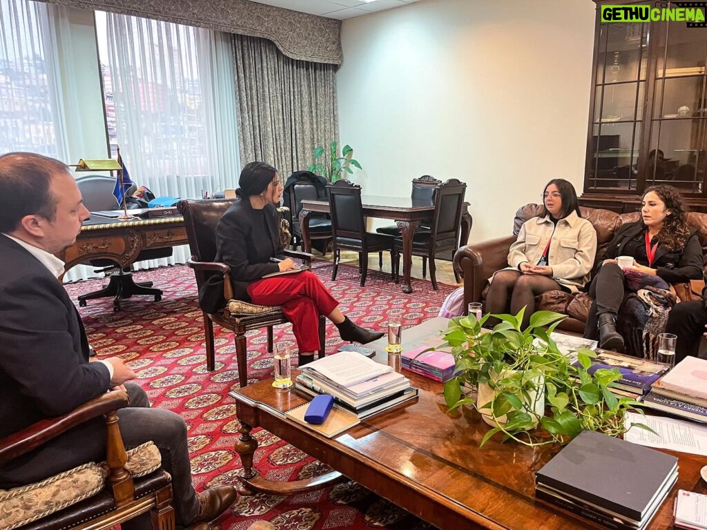 Karol Cariola Instagram - 🔴1ER SINDICATO DE TRABAJADORAS PORTUARIAS DE CHILE 👏🏼 Hoy junto al diputado y presidente de la comisión de Trabajo, @luiscuellodiputado , nos reunimos con la directiva del primer Sindicato de Trabajadoras Portuarias del país y el único de la región de Valparaíso, de la empresa Ultraport. 🌊🚢 👉🏼 Instancia en la que pudimos conocer y escuchar algunas de sus principales demandas, en torno a las dificultades que enfrentan en el sector portuario debido a la discriminación y la falta de capacitaciones en materia de género. Nos pusimos a disposición para trabajar de forma conjunta y poder abordar estas problemáticas desde lo legislativo. 🙌🏼