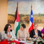 Karol Cariola Instagram – Encuentro con mujeres embajadoras 🌍🤝❤️ 

Como presidenta de la Cámara de @diputadasydiputadoscl ,recibí la invitación de la Embajadora del Estado de Palestina en Chile 🇵🇸 @vera.baboun ,a compartir y dialogar junto a mujeres lideresas de 20 países, representantes del cuerpo diplomático presente en nuestro país. También participaron representantes de la División de Medio Oriente y África de @cancilleriachile y del Sistema de las Naciones Unidas en Chile @onuchile 🇨🇱

☝🏽Abordamos la importancia del liderazgo y el rol que ejercen las mujeres en los espacios políticos, particularmente, en la resolución de conflictos armados, pero también en las negociaciones y la consolidación de la paz. 

🔴Además, pude contarles acerca de algunos  de los importantes avances en materia de equidad de género y justicia social en nuestro país, como la Ley del Derecho a la Mujeres a una Vida Libre de Violencia, la Ley Gabriela y la que establece el Pago de las Pensiones de alimentos, que esta semana cumplió un año de vigencia y ha beneficiado a 104.807 niños, niñas y adolescentes.

Agradezco mucho esta instancia de dialogo fraterno entre mujeres, que desde nuestras diferentes culturas y cargos, logramos construir puentes y espacios de integración e intercambio positivo, que nos permitan avanzar armoniosamente entre nuestras naciones 🙌🏼