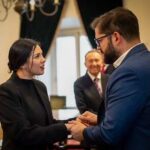 Karol Cariola Instagram – Reunión de las mesas directivas de la Cámara de Diputados/as y el Senado con el Presidente de la República @gabrielboric 🤝🏼 

Junto al presidente del @senadochile @senadorjosegarciaruminot y los vicepresidentes de ambas mesas @ericaedojeldres @diputadogasparrivas y @matiaswalkerprieto fuimos convocados por el presidente Gabriel Boric para colaborar en el avance legislativo de la agenda de trabajo para el crecimiento económico, progreso social y responsabilidad fiscal. 

👉🏼Se nos presentaron 21 proyectos de ley, de los cuales la mayoría se encuentran tramitados en el Senado. 
👉🏼Ambas mesas nos hemos comprometido en contribuir a que esta agenda al menos sea tramitada durante este año, antes de la ley de presupuesto, en el Congreso Nacional. Cada sector político podrá manifestar su opinión en el proceso de discusión democrática y votar como consideren adecuado, lo que  importa es que la discusión avance.