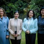 Karol Cariola Instagram – Encuentro con mujeres embajadoras 🌍🤝❤️ 

Como presidenta de la Cámara de @diputadasydiputadoscl ,recibí la invitación de la Embajadora del Estado de Palestina en Chile 🇵🇸 @vera.baboun ,a compartir y dialogar junto a mujeres lideresas de 20 países, representantes del cuerpo diplomático presente en nuestro país. También participaron representantes de la División de Medio Oriente y África de @cancilleriachile y del Sistema de las Naciones Unidas en Chile @onuchile 🇨🇱

☝🏽Abordamos la importancia del liderazgo y el rol que ejercen las mujeres en los espacios políticos, particularmente, en la resolución de conflictos armados, pero también en las negociaciones y la consolidación de la paz. 

🔴Además, pude contarles acerca de algunos  de los importantes avances en materia de equidad de género y justicia social en nuestro país, como la Ley del Derecho a la Mujeres a una Vida Libre de Violencia, la Ley Gabriela y la que establece el Pago de las Pensiones de alimentos, que esta semana cumplió un año de vigencia y ha beneficiado a 104.807 niños, niñas y adolescentes.

Agradezco mucho esta instancia de dialogo fraterno entre mujeres, que desde nuestras diferentes culturas y cargos, logramos construir puentes y espacios de integración e intercambio positivo, que nos permitan avanzar armoniosamente entre nuestras naciones 🙌🏼