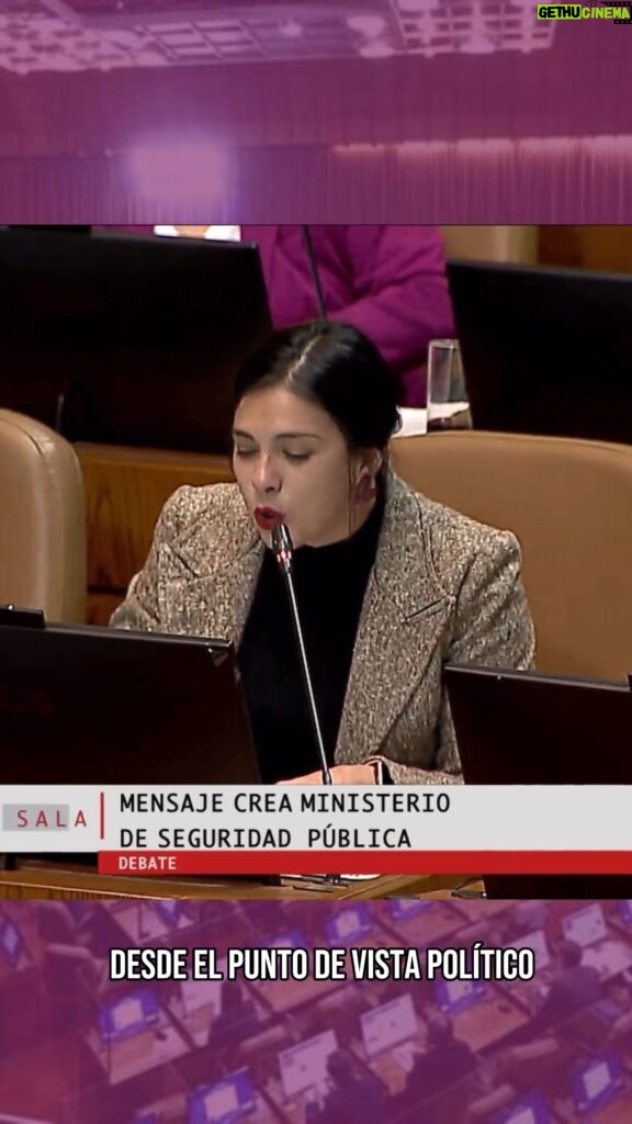 Karol Cariola Instagram - Esta semana de trabajo parlamentario extraordinario, lamentablemente, comenzó marcada por la muerte de tres compatriotas carabineros que fueron asesinados en Cañete cuando se encontraban trabajando para la protección y seguridad de chilenas y chilenos. Este viernes 3 de mayo, en la última sesión de la Sala de la Cámara de @diputadasydiputadoscl logramos despachar el proyecto de Ley sobre las Reglas de Uso de la Fuerza (RUF) y el que crea el Ministerio de Seguridad Pública, dos iniciativas claves de la agenda de seguridad tripartita que continuaremos impulsando junto al @gobiernodechile y el @senadochile 🤝 Y aunque sabemos que no es suficiente, todas las instituciones y poderes del Estado tenemos que seguir avanzando coordinadamente para priorizar nuestras posiciones comunes: darle urgencia a las prioridades de nuestros compatriotas en materias de seguridad pública, social y económica 🇨🇱 No es casualidad que la CADEM haya dado cuenta que el Ministerio de Seguridad tiene un 85% de aprobación de los chilenos y chilenas que querían que se le diera urgencia a su tramitación, porque es un ministerio que va a resguardar el orden y la seguridad pública, la prevención del delito y la proteccion de las personas.