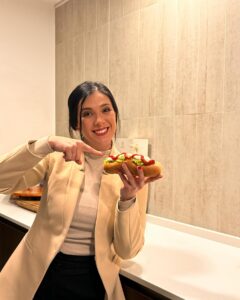 Karol Cariola Instagram - Antes de que termine el día, les quiero compartir que mi hermanita me esperó en casa con un rico completo al final de la jornada 🌭… me gusta con tomate, palta, mayo, ketchup y mostaza (no quedaba). Y ustedes comieron completos hoy? Cómo es su completo favorito? Las y los leo… 👀 #díadelcompleto #díadelcompleto🌭