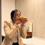 Karol Cariola Instagram – Antes de que termine el día, les quiero compartir que mi hermanita me esperó en casa con un rico completo al final de la jornada 🌭… me gusta con tomate, palta, mayo, ketchup y mostaza (no quedaba).

Y ustedes comieron completos hoy? Cómo es su completo favorito? Las y los leo… 👀

#díadelcompleto #díadelcompleto🌭