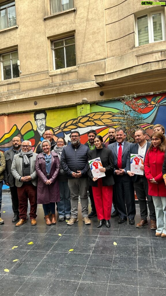 Karol Cariola Instagram - REUNIÓN CON LA DIRECTIVA DE LA CENTRAL UNITARIA DE TRABAJADORES✊🏼 Esta mañana junto al vicepresidente @ericaedojeldres la diputada @aleplacencia y los diputados @luiscuellodiputado @giordanodiputado y @danielmelodiputado sostuvimos una reunión junto a la directiva de la CUT @cutchileoficial encabezada por su presidente @davidacunamillahueique quienes hicieron entrega del Manifiesto Social que recoge las principales demandas de la Central🔴 👉🏼 Como mesa pondremos a disposición de todos los parlamentarios y parlamentarias los once puntos del Manifiesto Social que responde a las demandas de diferentes organizaciones sociales que abarcan a trabajadores del sector público y privado de los sectores de la salud, transporte, además de representantes de pobladores y pymes.