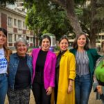 Karol Cariola Instagram – Gracias queridas compañeras por esta bonita sorpresa 🫶🏼 

Todas mujeres fuertes, valientes y muy comprometidas con Chile, que desde distintos cargos públicos como ministras, subsecretarias, alcaldesas, consejeras regionales, concejalas, dirigentas sociales y colegas matronas, ayer me entregaron su saludo y cariño💜 Para mí es muy especial contar con cada una, sabemos que el camino para nosotras no ha sido fácil, por eso valoro el rol que han jugado en sus diferentes espacios, abriendo puertas para que hoy podamos ocupar un lugar tan importante como es la presidencia de la Cámara de Diputados y Diputadas. Hemos decidido romper los techos de cristal en todos los espacios políticos y de representación y así lo seguiremos haciendo. A esta responsabilidad nueva no he llegado sola, sino que con cada una de las mujeres de nuestro país ❤️🇨🇱 Agradezco muchísimo todo el cariño, no solo de quienes me acompañaron ayer sino de cada una de las personas que me hizo llegar su mensaje y saludo durante esta primera semana de este nuevo desafío 🙏