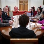 Karol Cariola Instagram – A primera de hora de este jueves, como mesa de la Cámara de Diputadas y Diputados, junto al vicepresidente @ericaedojeldres nos reunimos con la ministra del Interior, @carolina_toha , el ministro de la @segpres , @aelizaldes , la Subsecretaria @macarenalobospalacios y el Secretario General de la Cámara, Miguel Landeros, para dar inicio a una coordinación tripartita de las prioridades legislativas entre el Ejecutivo y ambas cámaras del Congreso Nacional.
Estamos trabajando ordenada y coordinadamente para dar avances significativos en una nueva agenda con foco en tres áreas prioritarias: Seguridad Pública, Seguridad Económica y Seguridad Social. Es nuestro deber resolver los problemas que son urgentes para la ciudadanía y a ello estamos abocados.