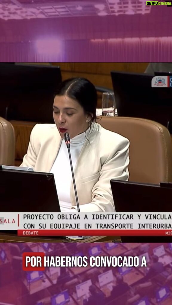 Karol Cariola Instagram - ✅ ¡Aprobamos el proyecto que obliga a las empresas de transporte interurbano a identificar y vincular a las y los pasajeros con su equipaje! 🚍🧳 📣 Este miércoles, desde la Cámara de @diputadasydiputadoscl despachamos al Senado esta iniciativa que es uno de los 32 compromisos de la agenda priorizada de seguridad 🙌🏼 🤔¿De qué se trata? Lo que hace es introducir modificaciones urgentes a la Ley de Tránsito para contrarrestar el aumento de actividades delictivas en las que el transporte interurbano es utilizado, por ejemplo, para el tráfico de drogas en equipajes sin dueño. ☝🏽Las empresas deberán señalar expresamente en el boleto si quien viaja lo hace portando o no equipaje. Esperamos su rápida tramitación ya que es fundamental que se pueda sancionar penalmente a aquellos que delinquen y lucran con la vidas de las personas.